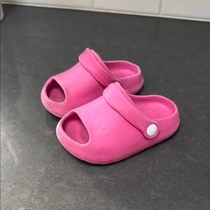 Girls pink foam slippers
